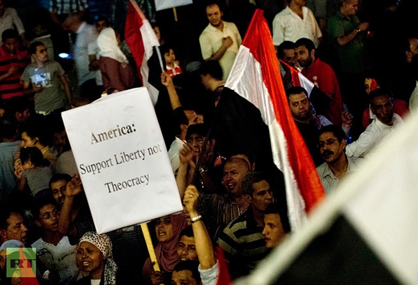گزارش تصویری استقبال مصری‌ها از کلینتون با پرتاب کفش و گوجه